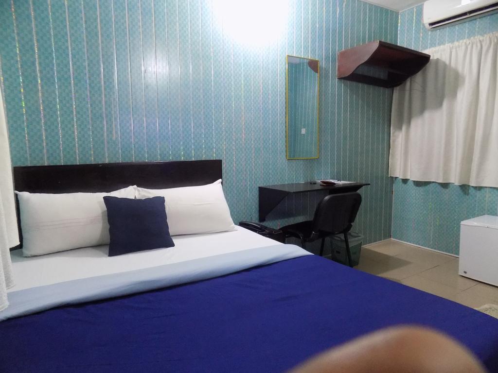 Posh Apartments And Hotel อีเคจา ภายนอก รูปภาพ