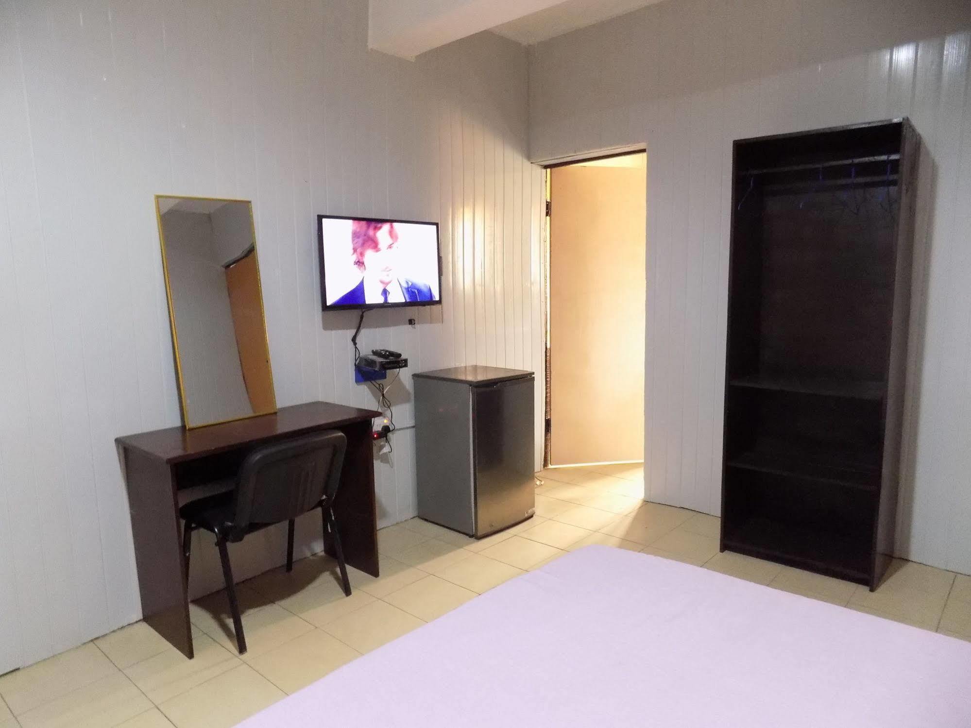Posh Apartments And Hotel อีเคจา ภายนอก รูปภาพ
