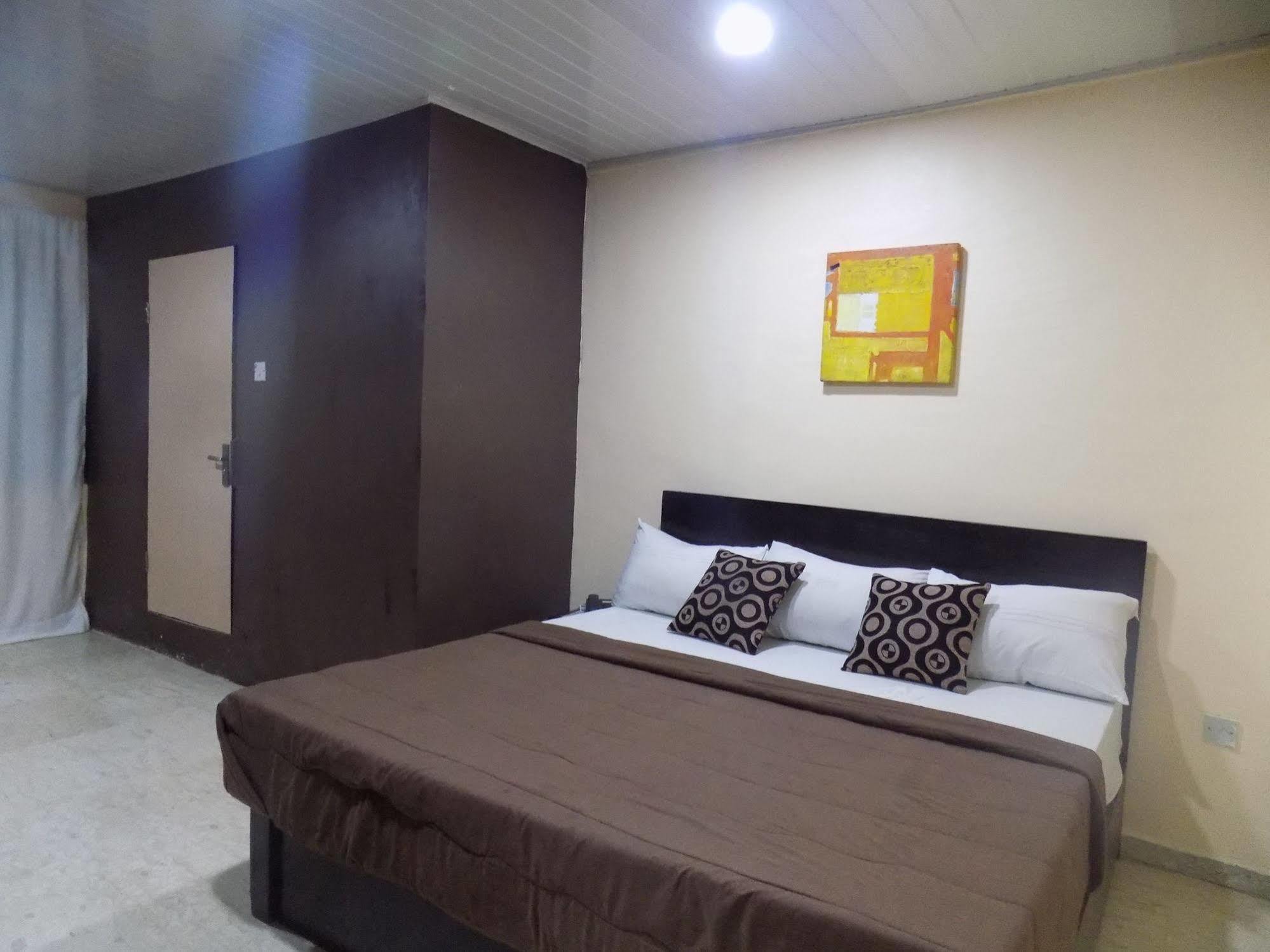 Posh Apartments And Hotel อีเคจา ภายนอก รูปภาพ