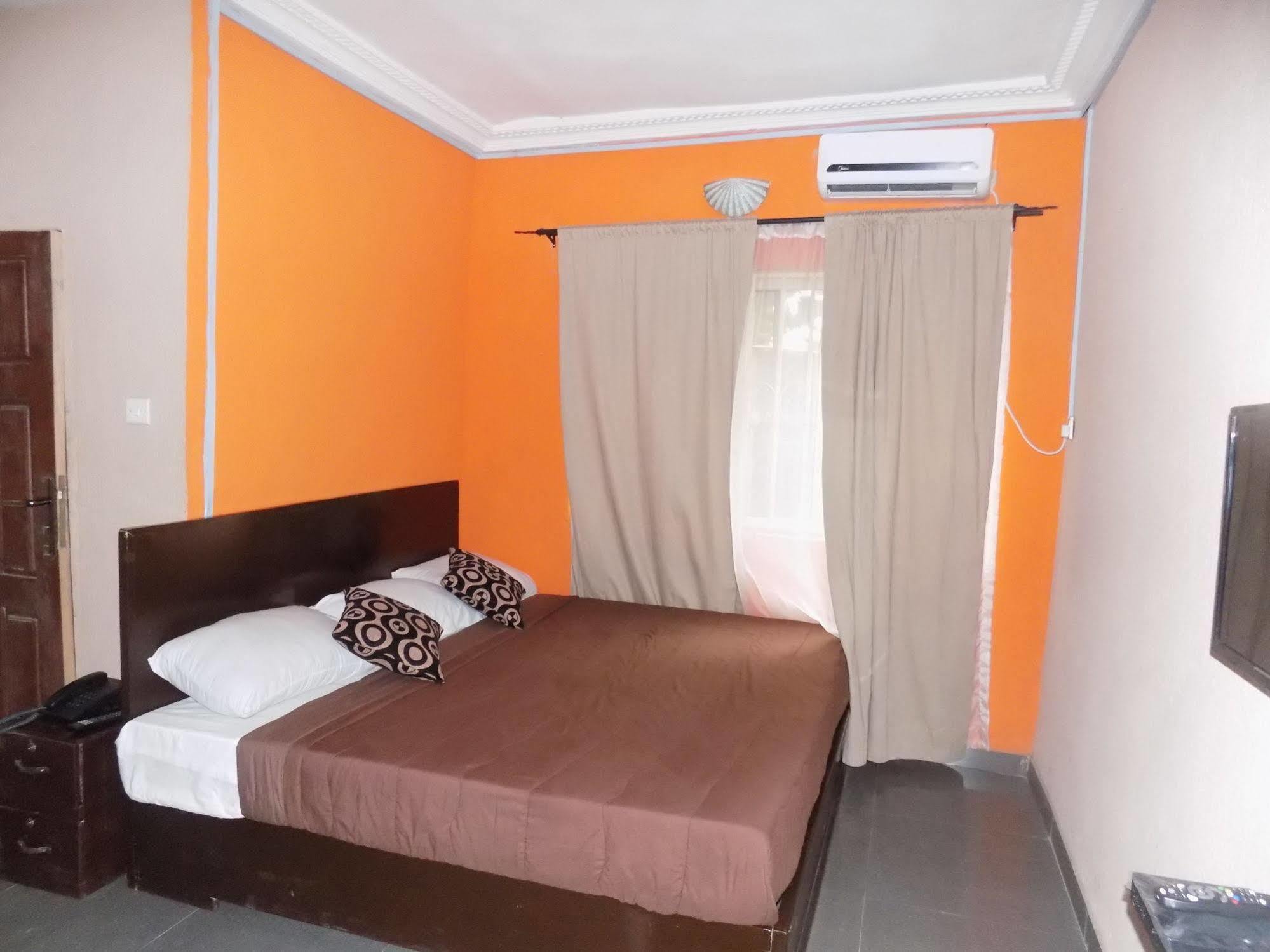 Posh Apartments And Hotel อีเคจา ภายนอก รูปภาพ