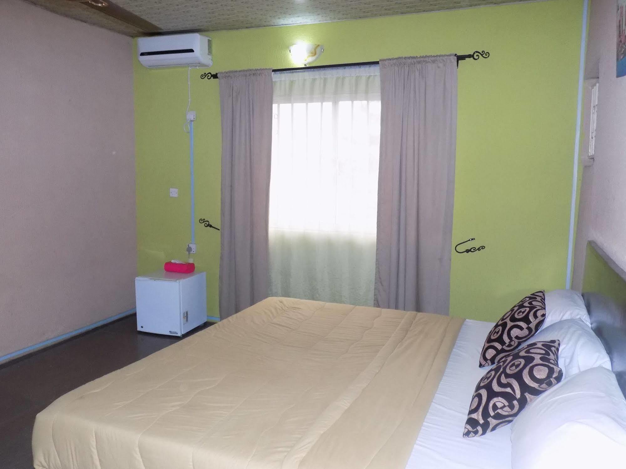 Posh Apartments And Hotel อีเคจา ภายนอก รูปภาพ