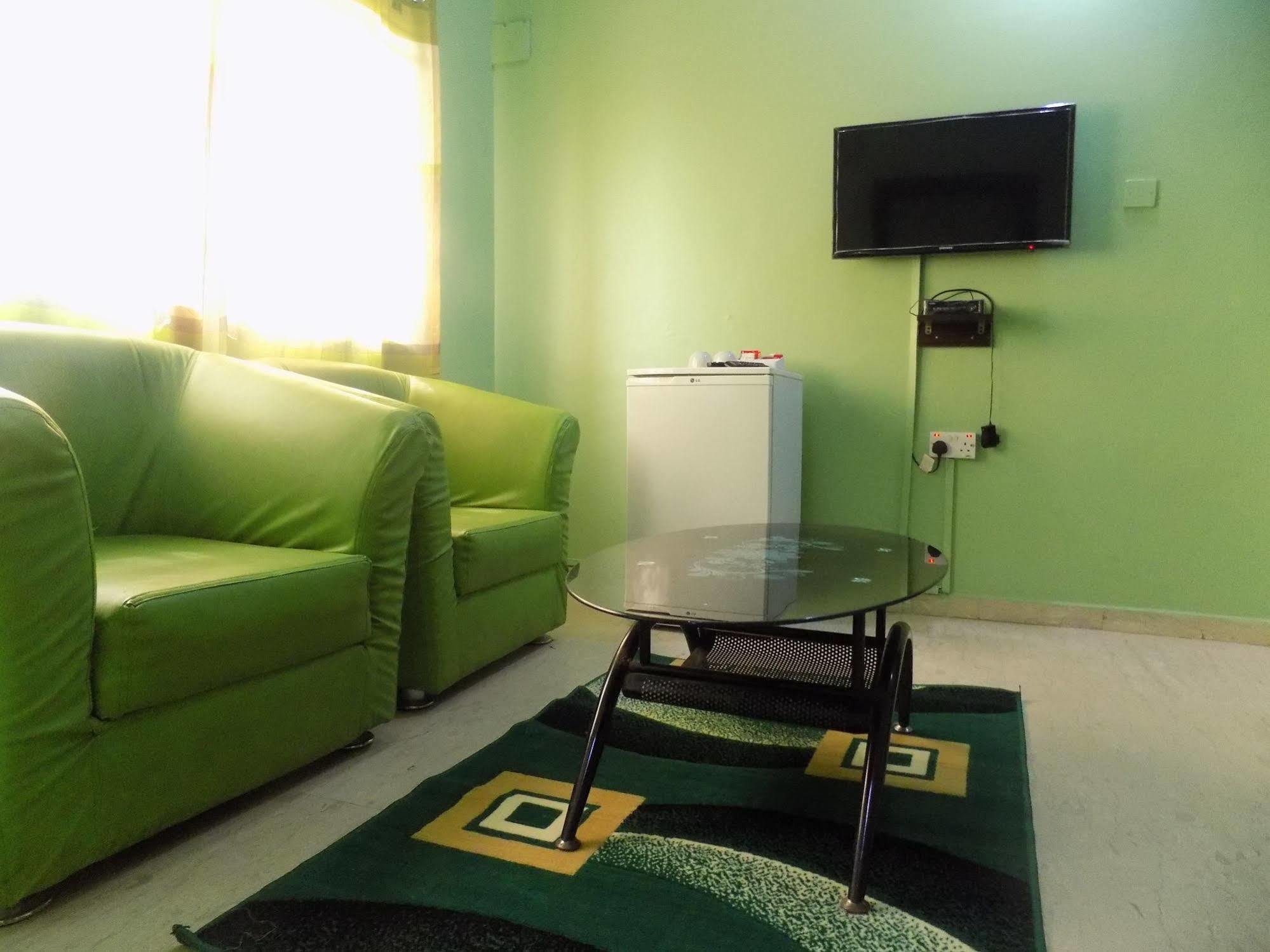 Posh Apartments And Hotel อีเคจา ภายนอก รูปภาพ