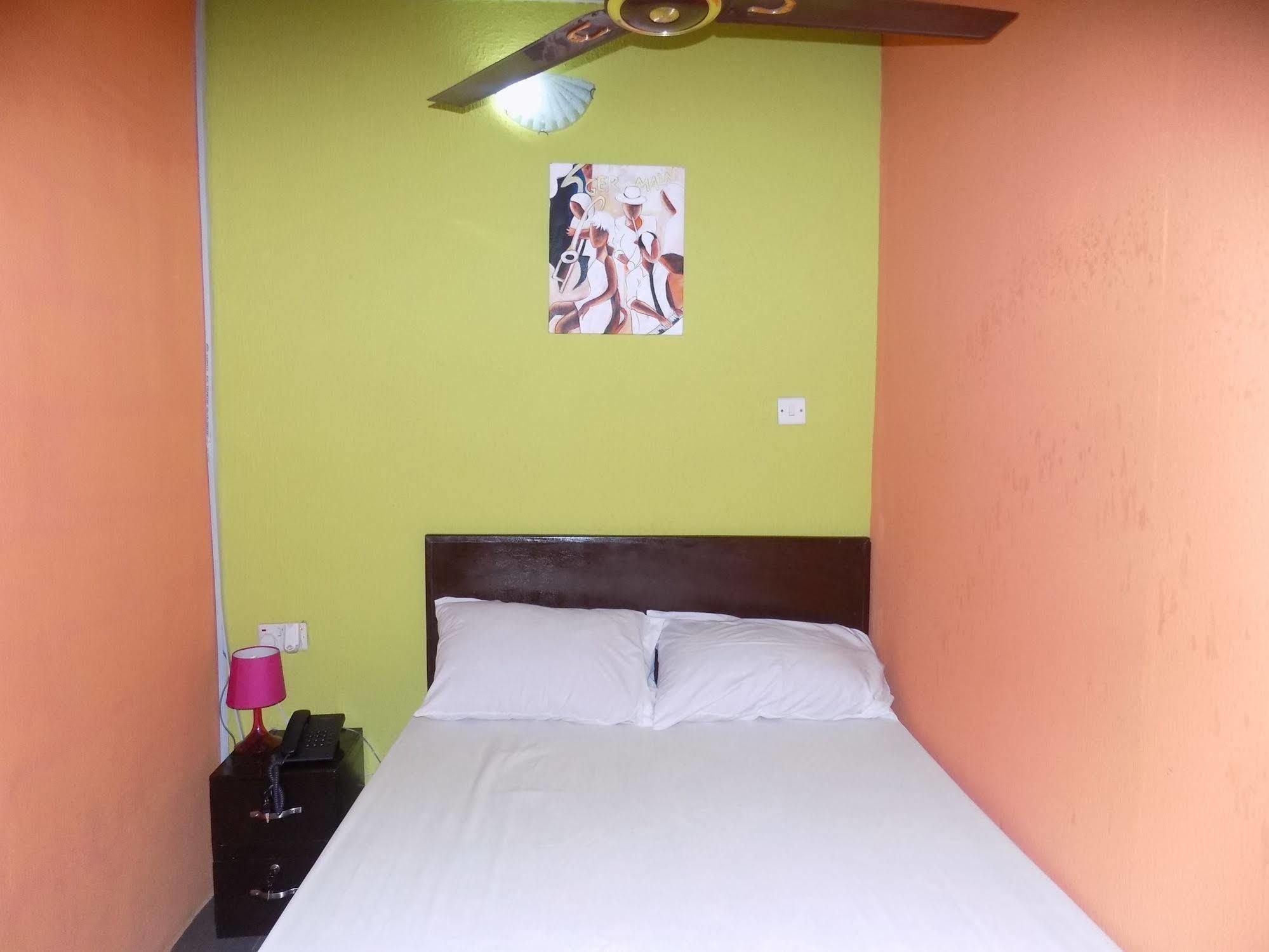 Posh Apartments And Hotel อีเคจา ภายนอก รูปภาพ